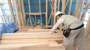 耐用年数を考慮した耐震リフォーム中の職人